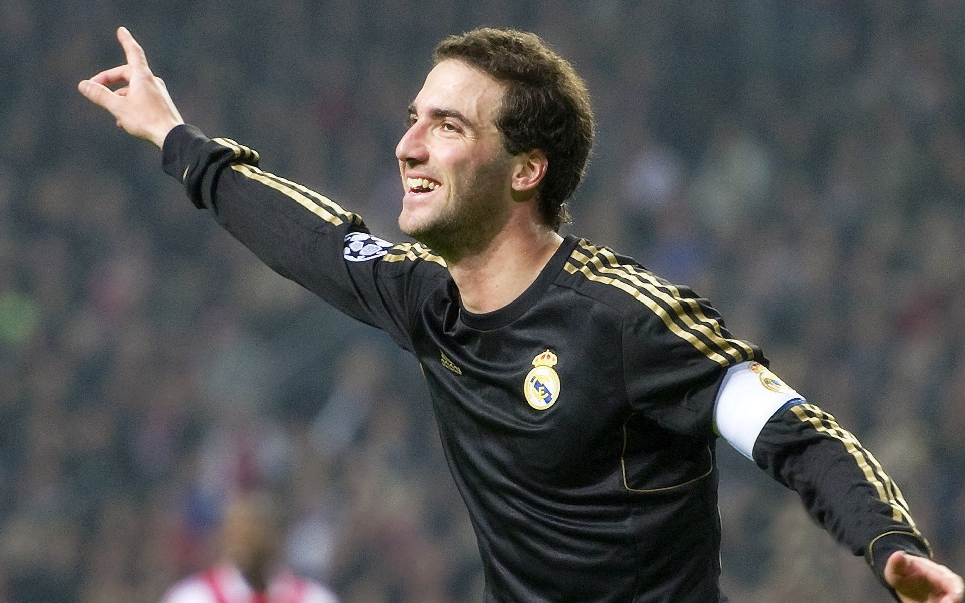 塞恩斯创纪录之夜,法拉利上演惊天逆转,阿斯顿马丁功亏一篑